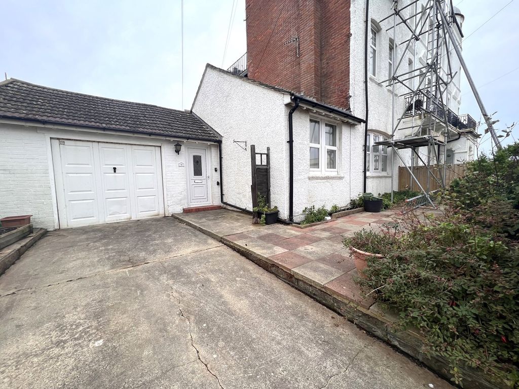 2 bed flat to rent in Marina, BexhillOnSea TN40, £1,100 pcm Zoopla