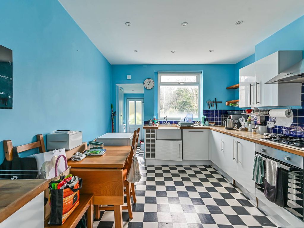 2 bed flat to rent in Fernlea Road, Balham, London SW12, £3,750 pcm