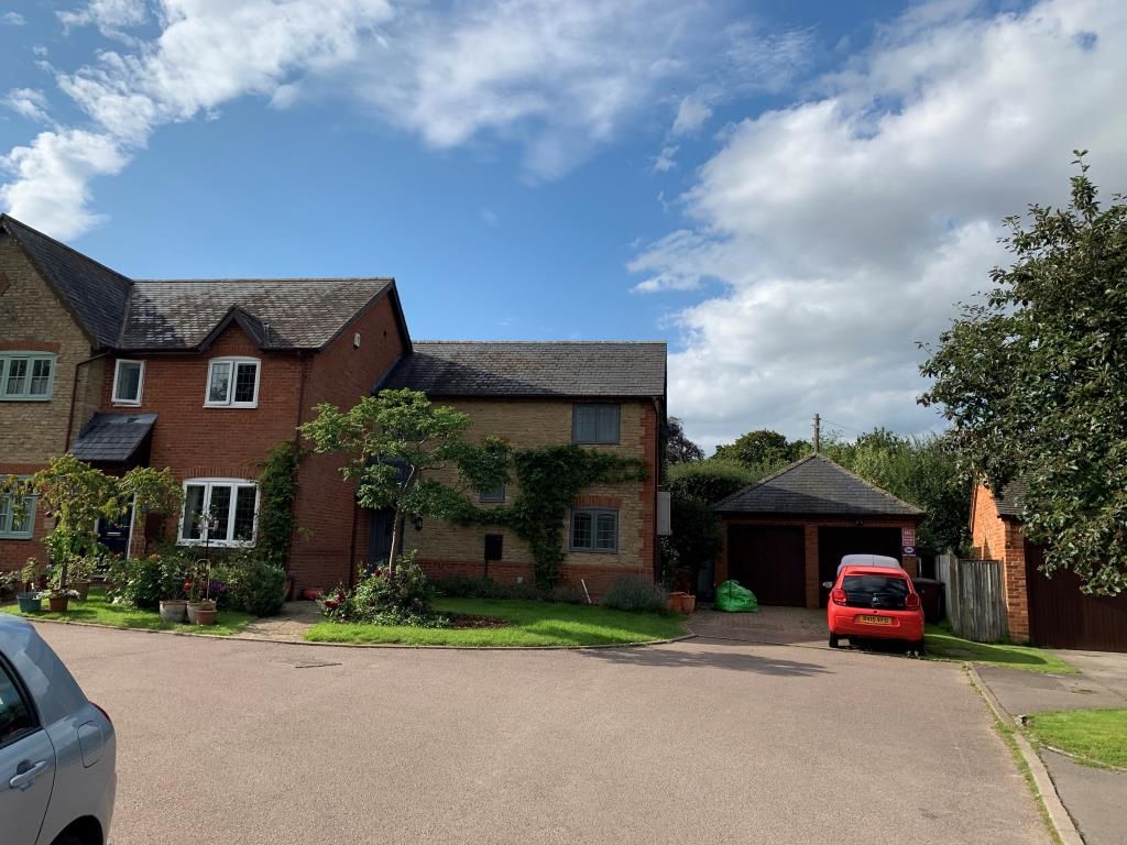 3 bed semidetached house to rent in Crosslands, Fringford OX27, £1,575
