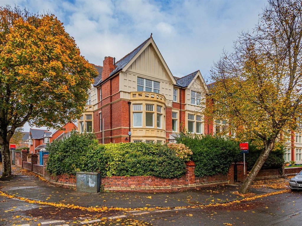 7 bed end terrace house for sale in Victoria Square, Penarth CF64, £