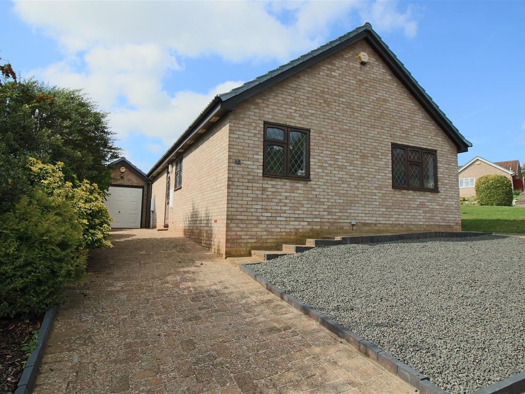 3 bed detached bungalow for sale in Broom Close, Calcot, Reading RG31, £395,000 Zoopla