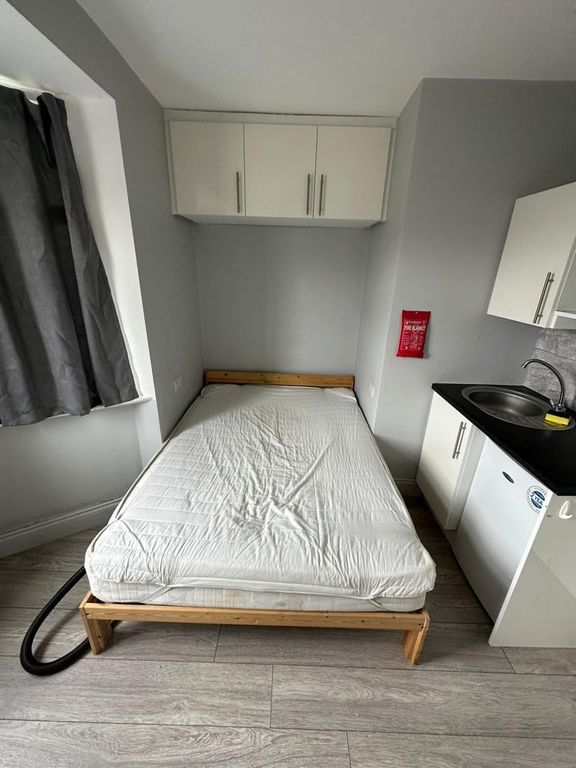 1 bed flat to rent in Fernside Avenue Hanworth, Feltham TW13, £850 pcm