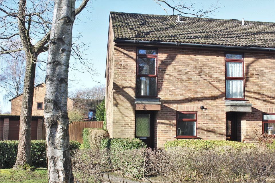 2 bed property to rent in Alder Close, Ash Vale, Aldershot GU12, £1,350