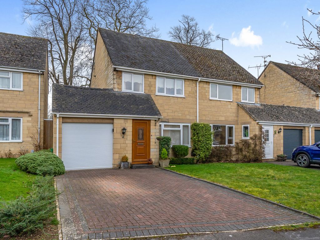 3 bed semidetached house for sale in Alexander Drive, Cirencester