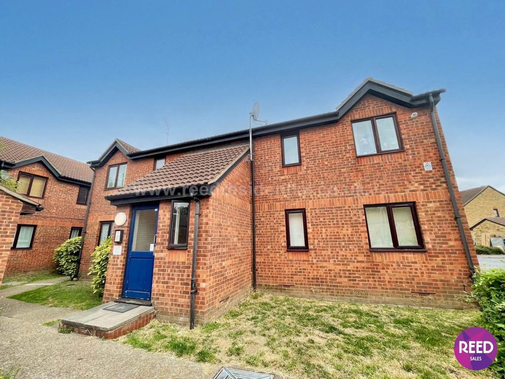 2 bed flat to rent in Oakley Close, Grays RM20, £1,300 pcm Zoopla
