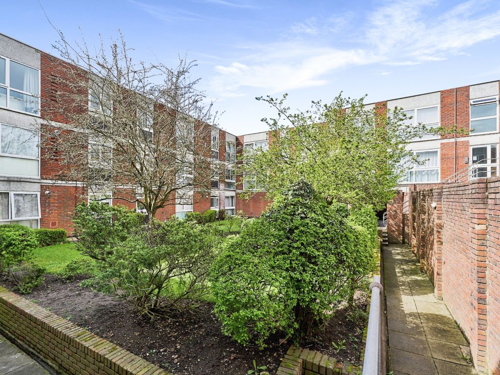 2 bed flat for sale in Brantwood Court, West Byfleet, Surrey KT14 Zoopla