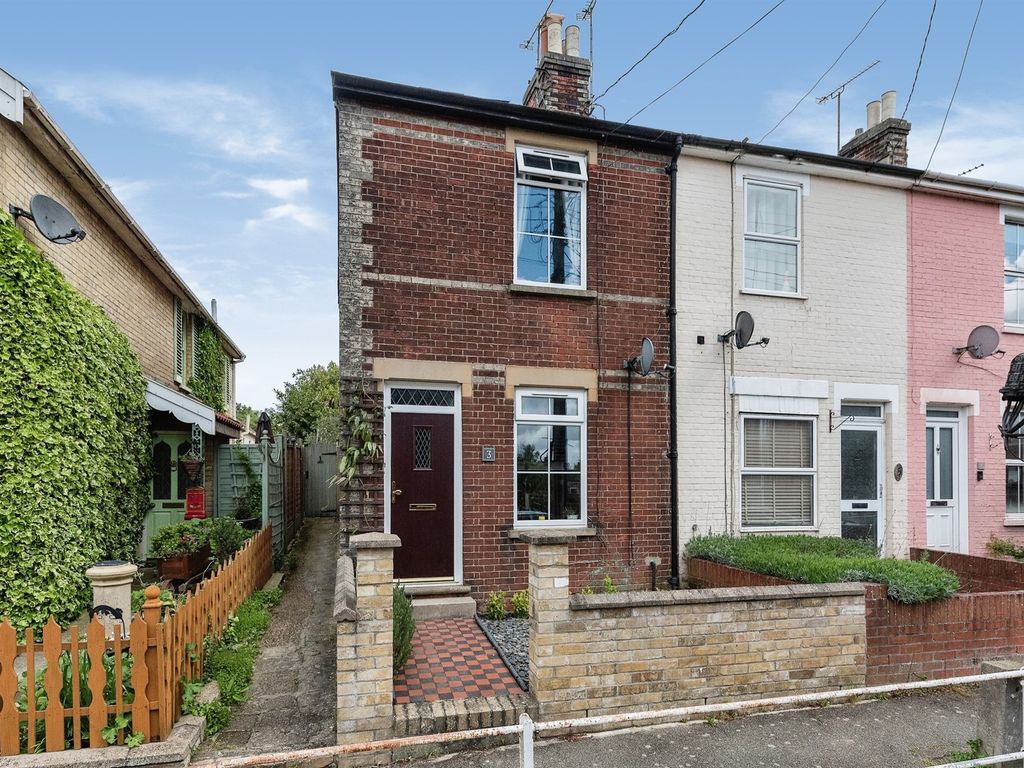 3 bed end terrace house for sale in Victoria Road, Stowmarket IP14, £