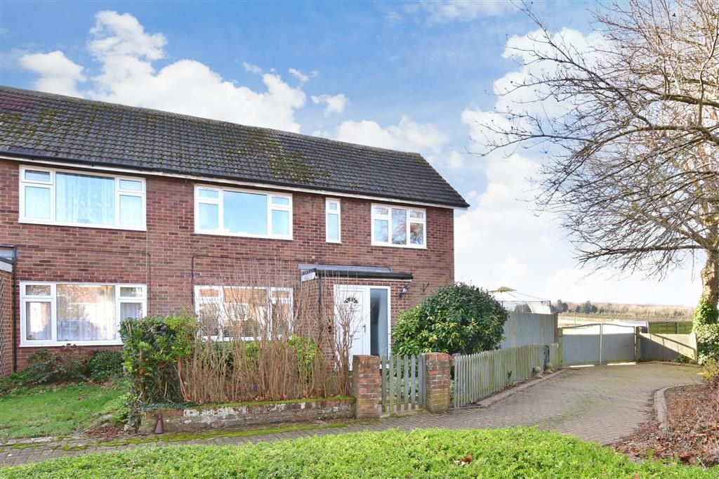 3 bed end terrace house for sale in Four Acres, East Malling, West