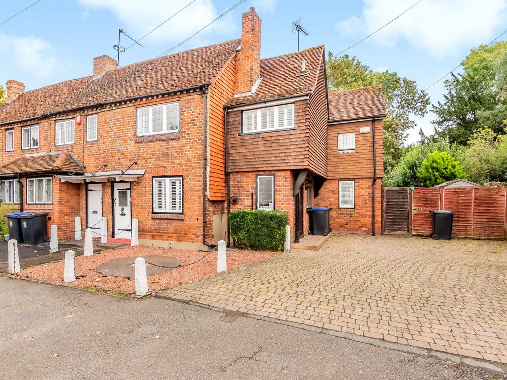 3 bed cottage to rent in Beaconsfield Road, Farnham Royal, Slough SL2
