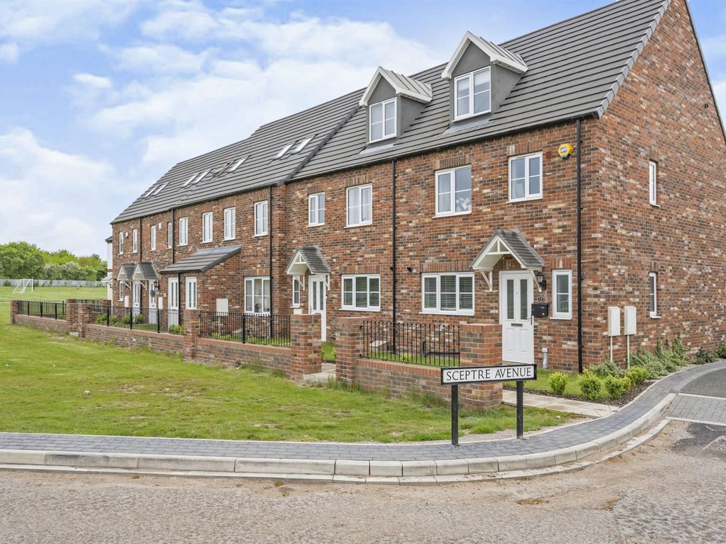 4 bed town house for sale in Sceptre Avenue, Bessacarr, Doncaster DN4