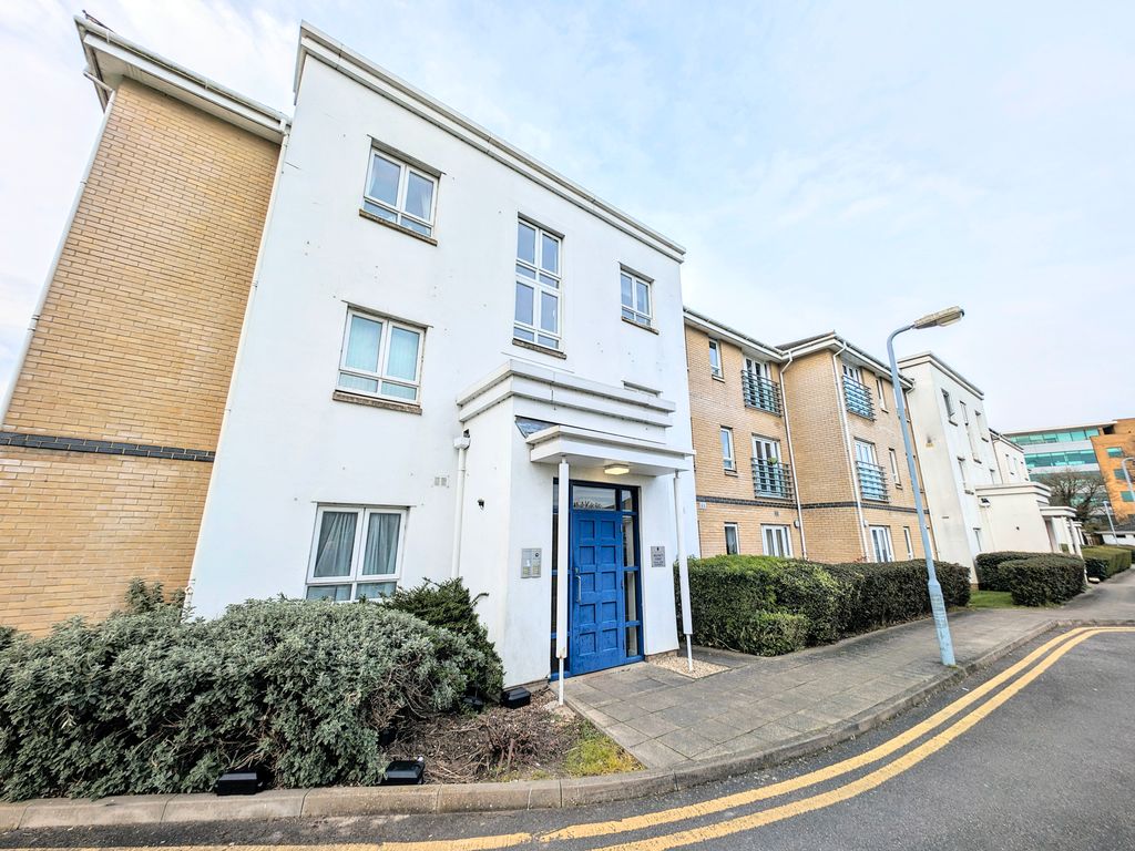 2 bed flat to rent in Sovereign Heights, Colnbrook SL3, £1,500 pcm Zoopla