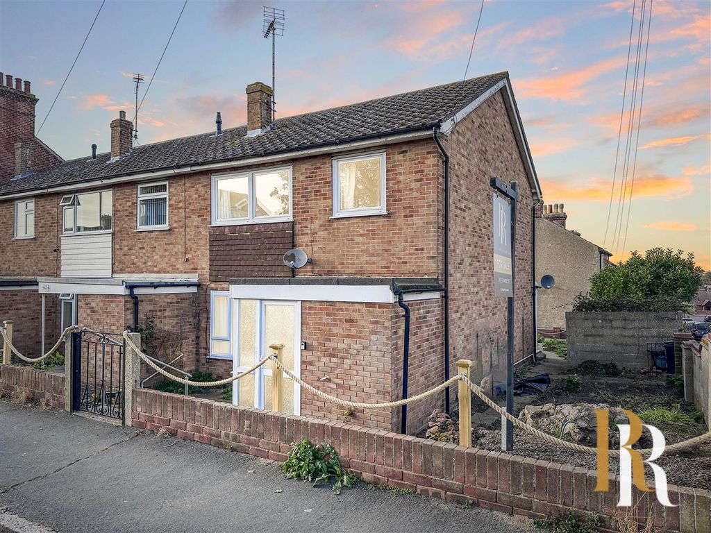 3 bed end terrace house for sale in Fronks Road, Dovercourt, Harwich