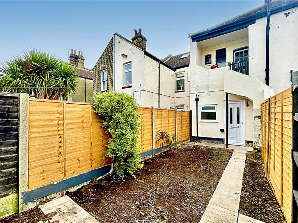 1 bed flat to rent in Wakering Avenue, Shoeburyness SS3, £850 pcm Zoopla