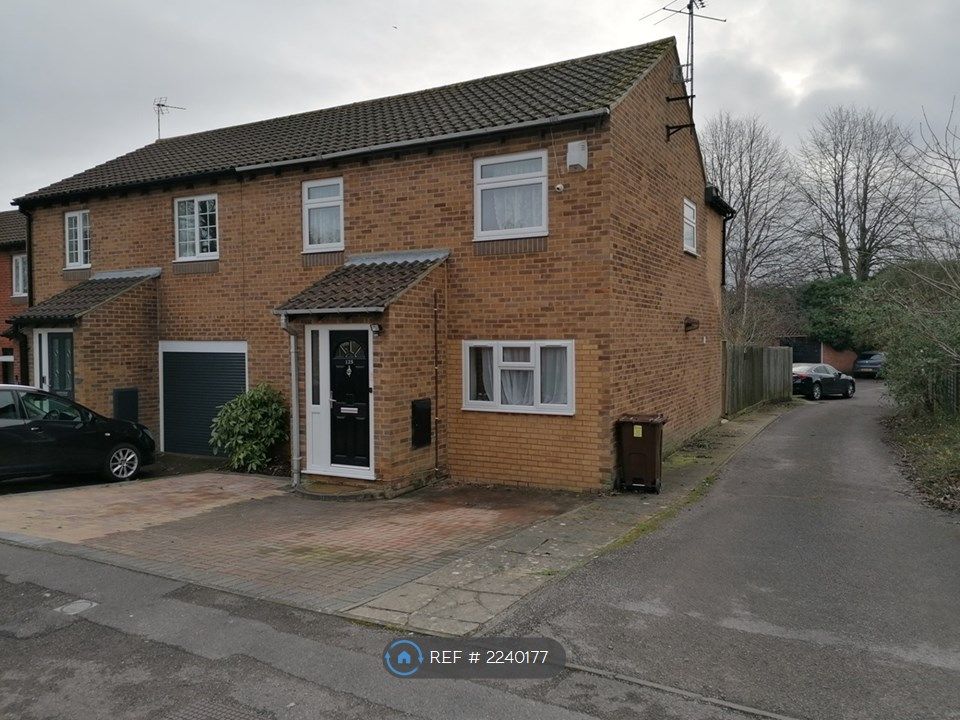 3 bed semidetached house to rent in Way, Reading RG6, £2,050