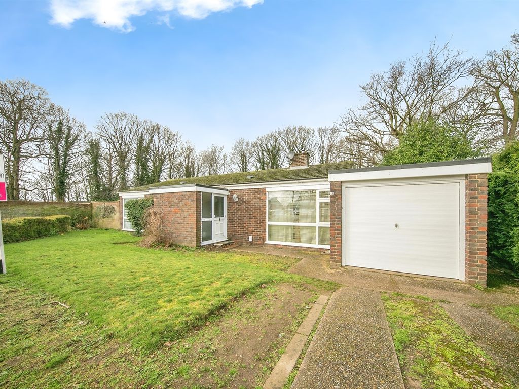 4 bed detached bungalow for sale in Balmoral Close, Ipswich IP2, £