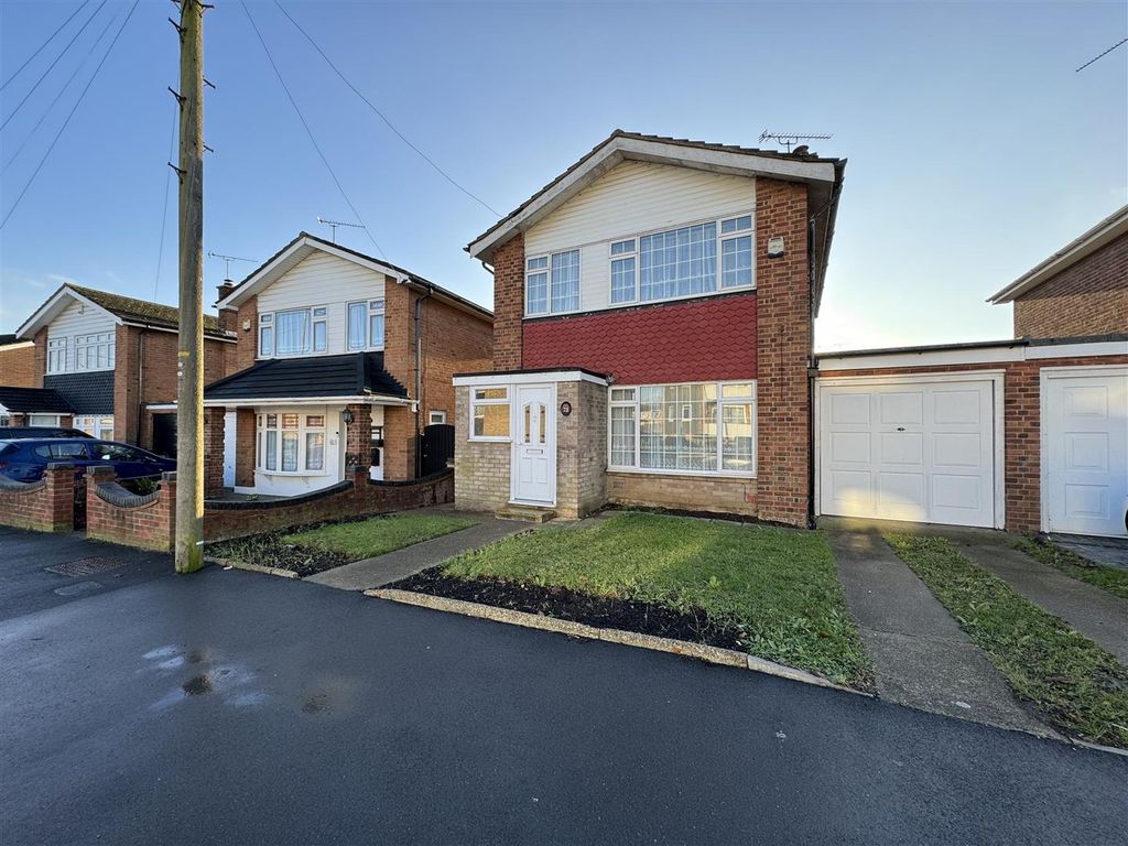4 bed detached house for sale in Gordon Road, Corringham, StanfordLe