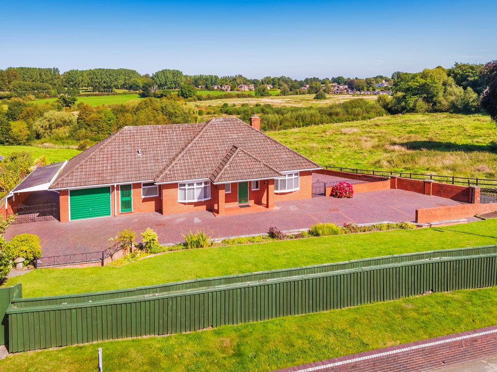 2 bed detached bungalow for sale in Tarporley Road, Whitchurch SY13, £