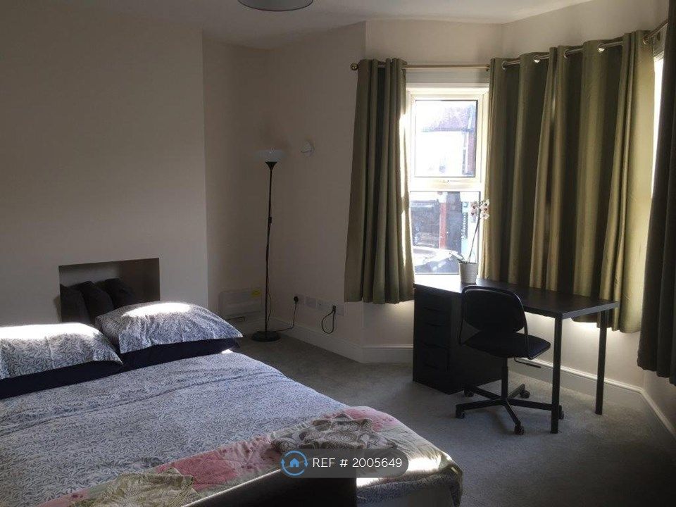 3 bed terraced house to rent in Manor Farm Road, Southampton SO18, £