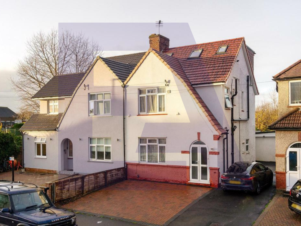 5 bed semidetached house for sale in Heath Road, Hounslow TW3, £