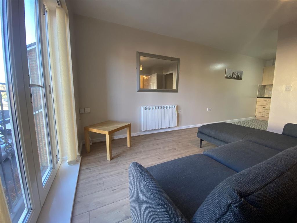 2 bed flat to rent in Stanley Road, Worsley, Manchester M28, £995 pcm