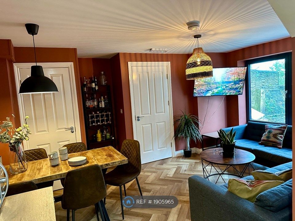 5 bed semidetached house to rent in Crookesmoor Road, Sheffield S6, £