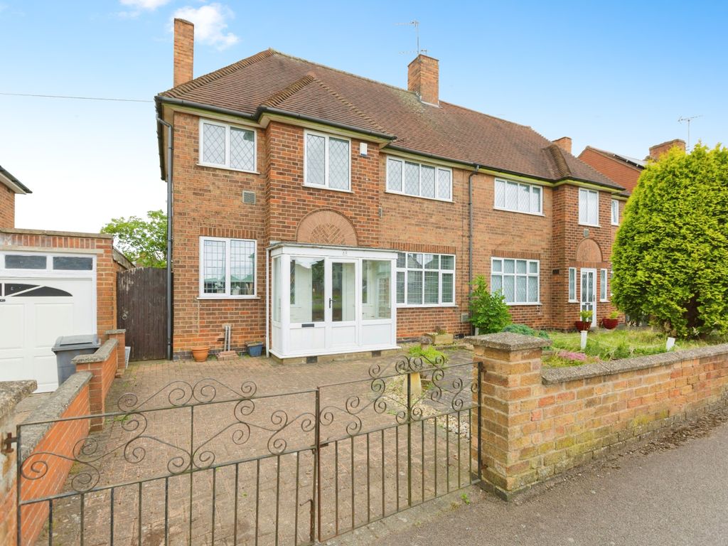 3 bed semidetached house for sale in Colchester Road, Leicester, Leicestershire LE5, £270,000