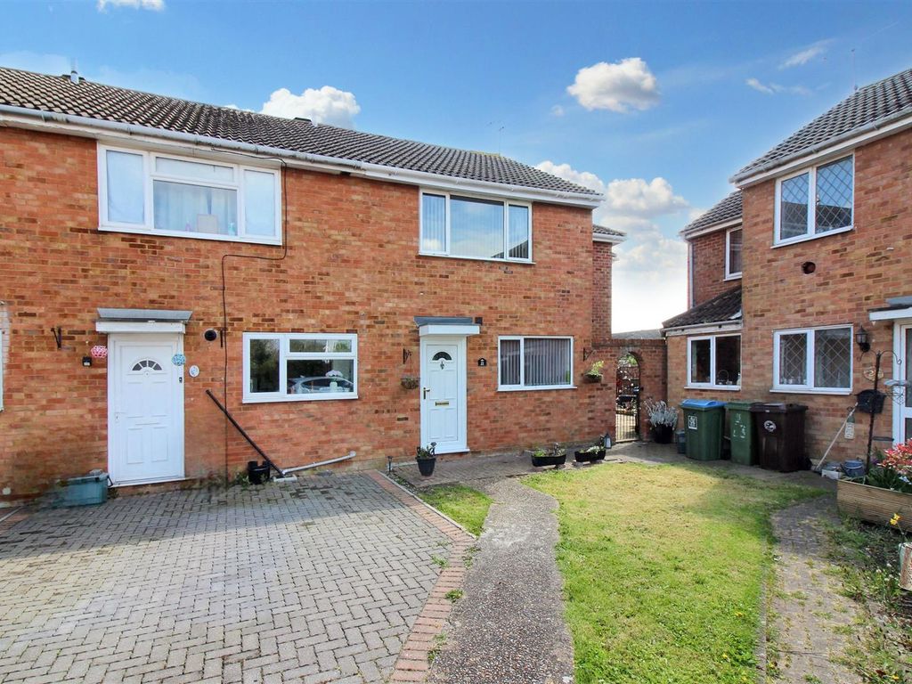 4 bed end terrace house for sale in Roberts Drive, Aylesbury HP19, £