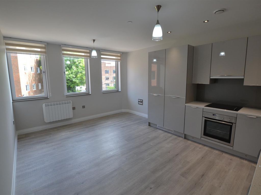2 bed flat to rent in Broadway Parade, Station Road, West Drayton UB7