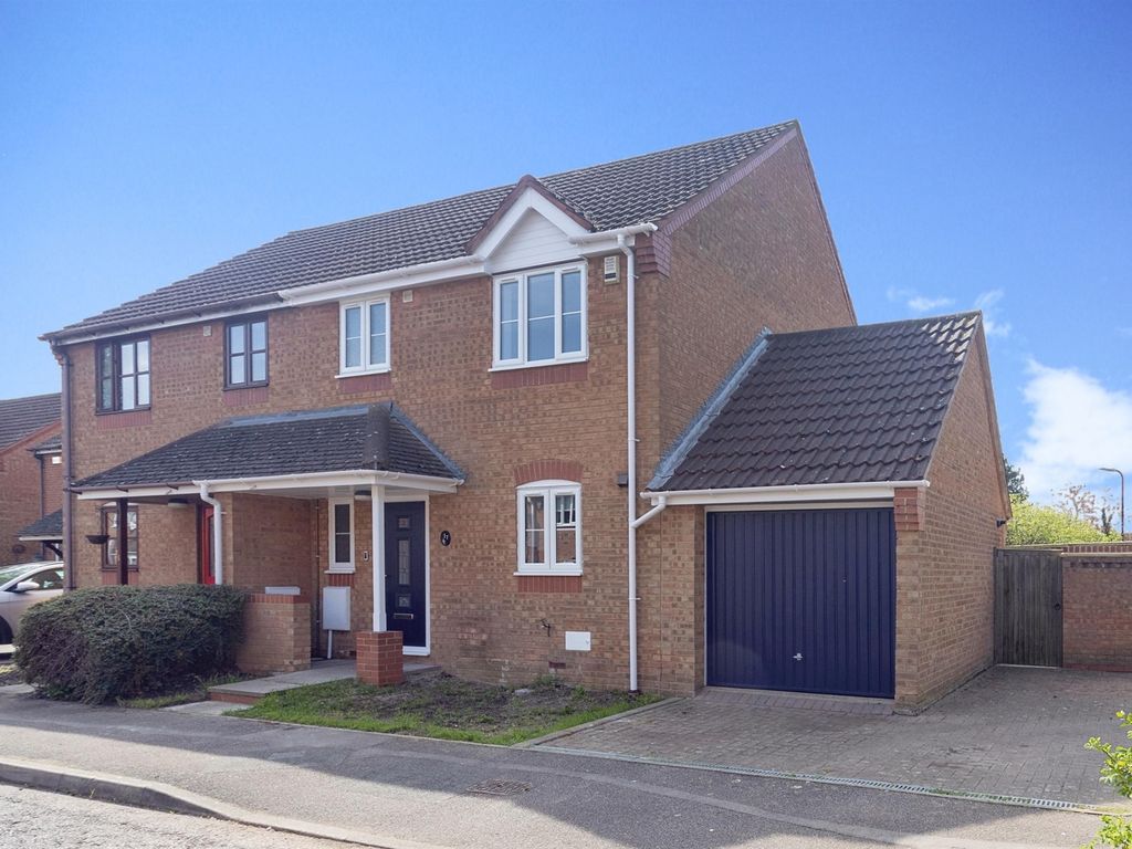 3 bed semidetached house for sale in Smeaton Close, Blakelands, Milton