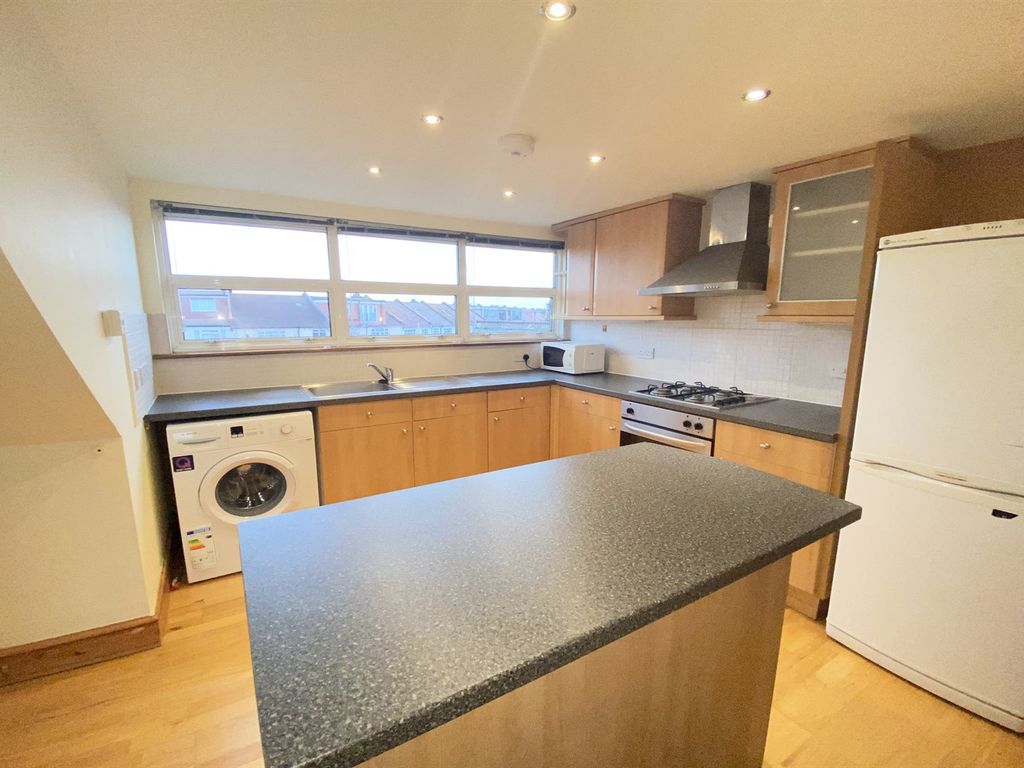 2 bed flat to rent in Holland House, Holland Road, Kensal Rise NW10, £