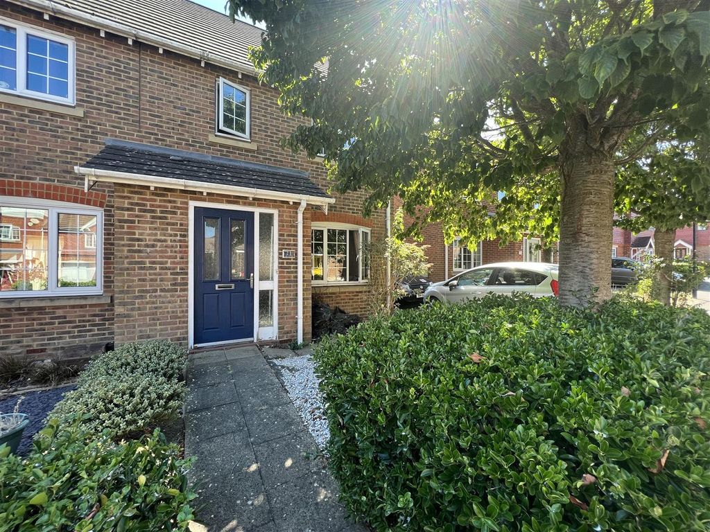 3 bed end terrace house for sale in Swaffer Way, Singleton, Ashford