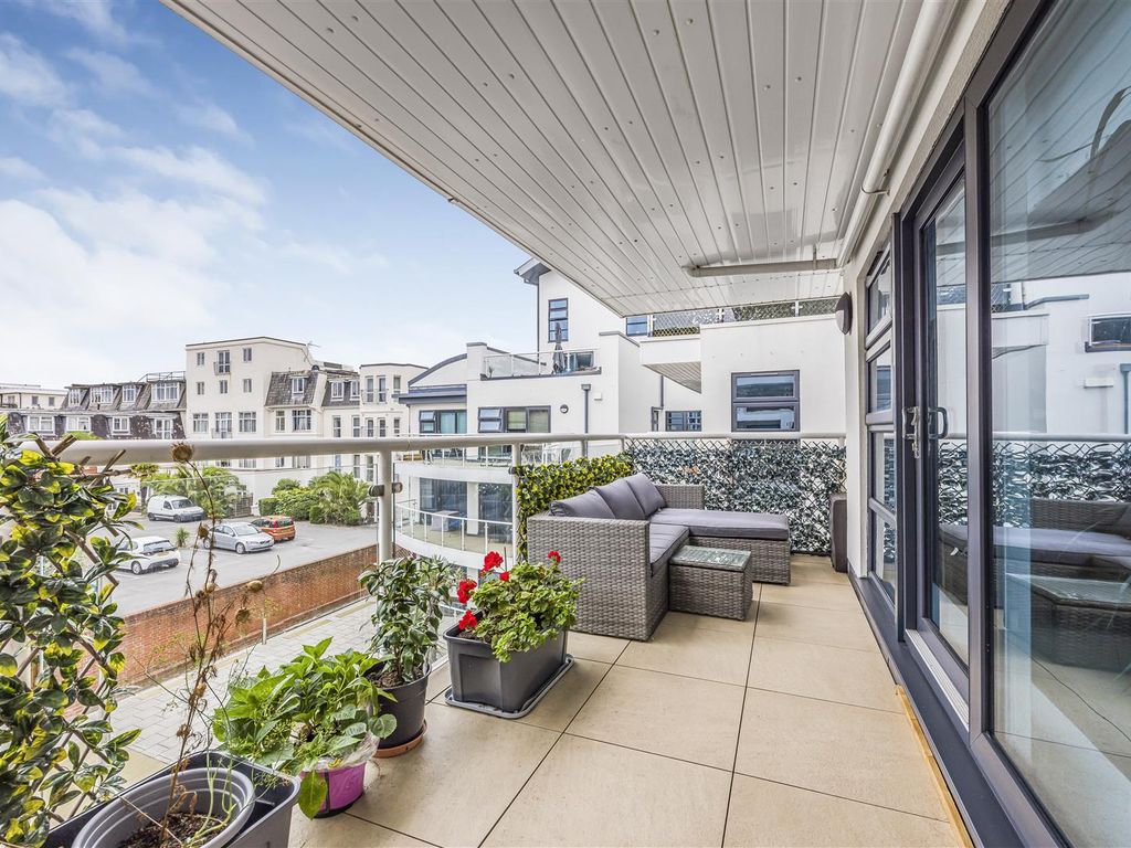 2 bed flat for sale in Spa Road, Bournemouth BH5, £