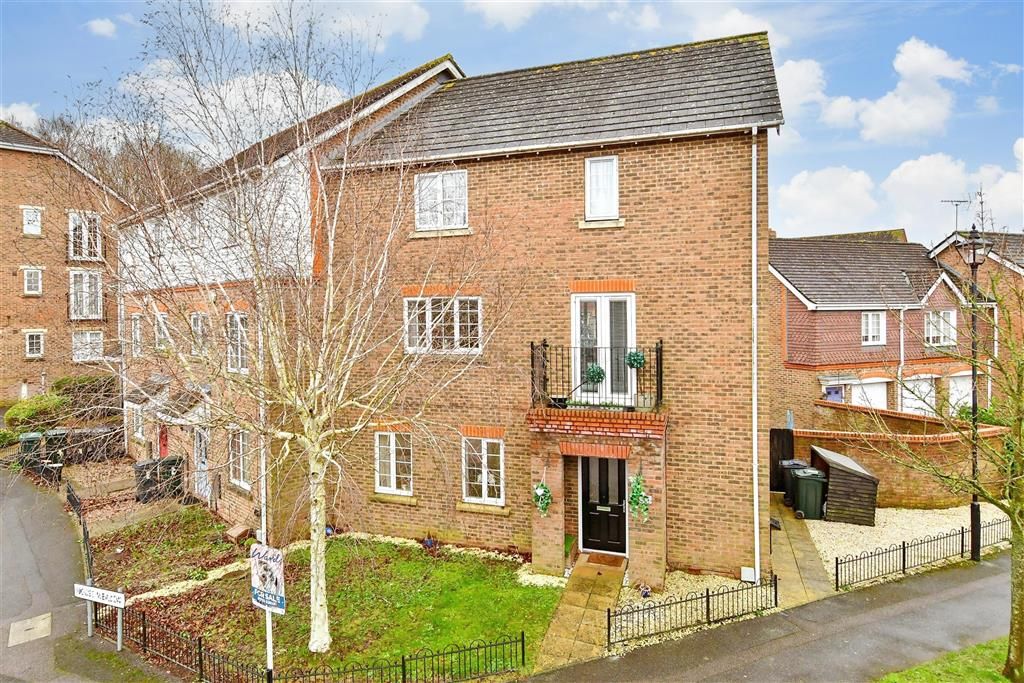 3 bed town house for sale in Imperial Way, Singleton, Ashford, Kent