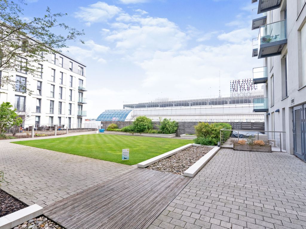 2 bed flat for sale in The Hayes, Caerdydd, The Hayes, Cardiff CF10, £