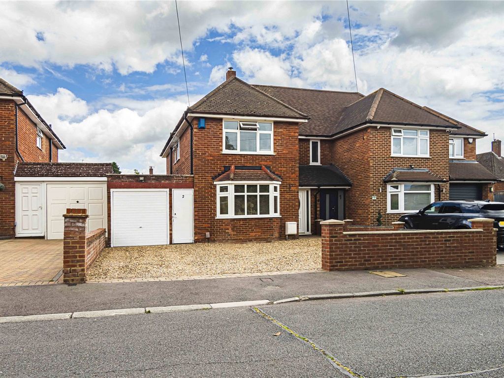 3 bed semidetached house for sale in Orchard Close, Adeyfield, Hemel