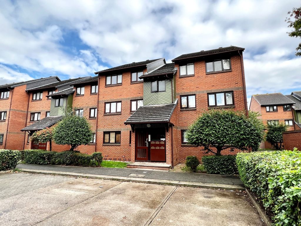 2 bed flat to rent in Maltby Drive, Enfield EN1 Zoopla