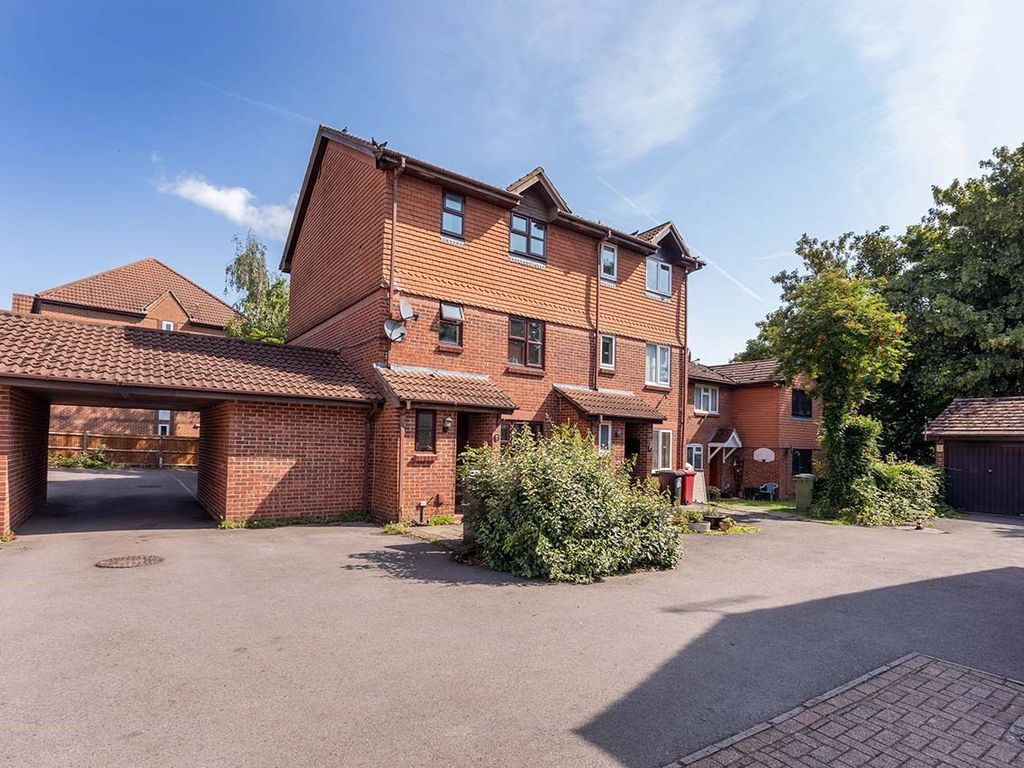 4 bed end terrace house for sale in Littlebrook Avenue, Burnham SL2