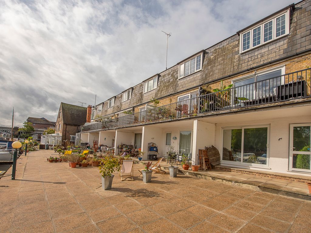 1 bed flat for sale in Lower Teddington Road, Hampton Wick KT1, £