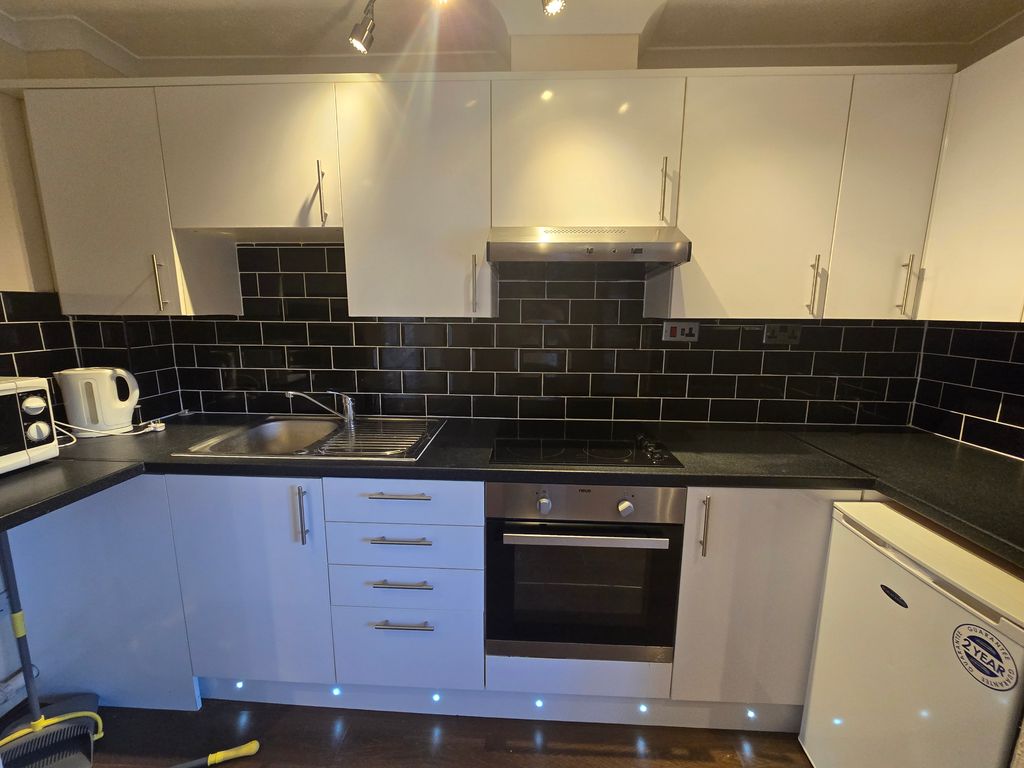 Studio to rent in Godwin Close, Sewardstone Road, London E4, £995 pcm