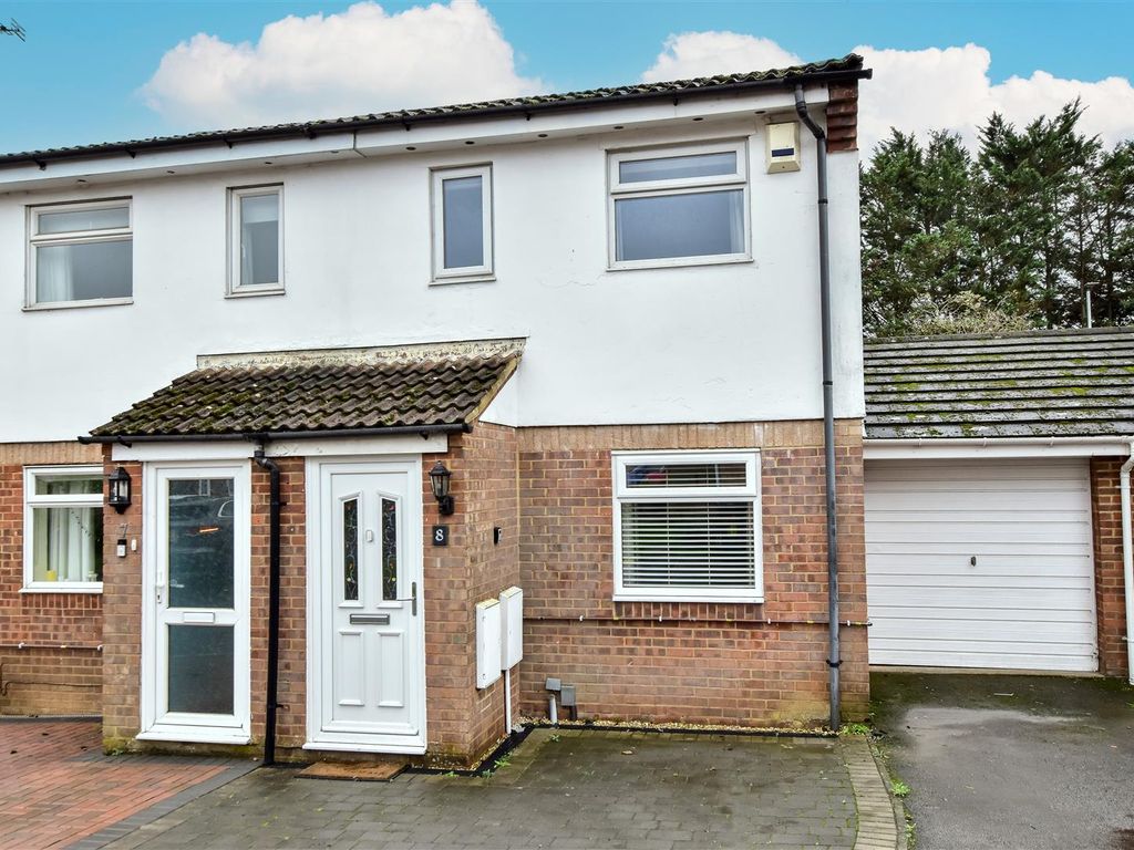 2 bed semidetached house to rent in Robins Close, High HP12, £