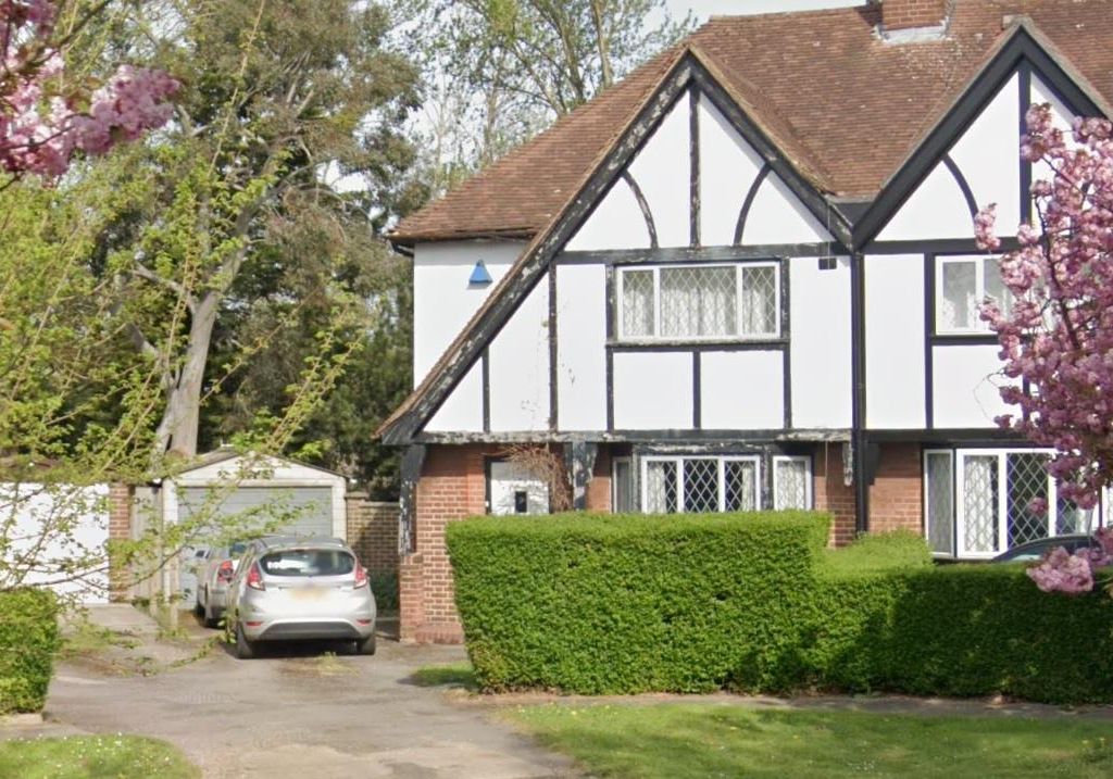 3 bed semidetached house for sale in Village Way, Ashford TW15, £