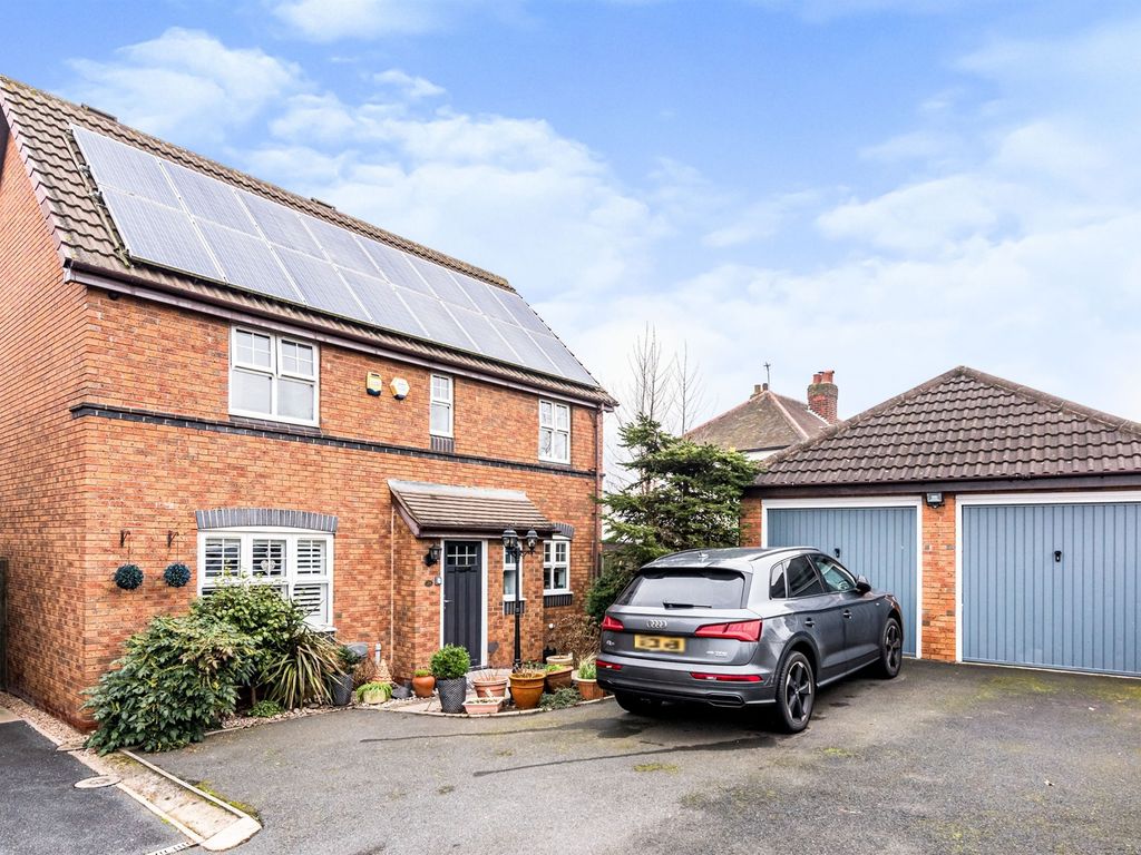 3 bed detached house for sale in Regal Close, Two Gates, Tamworth B77