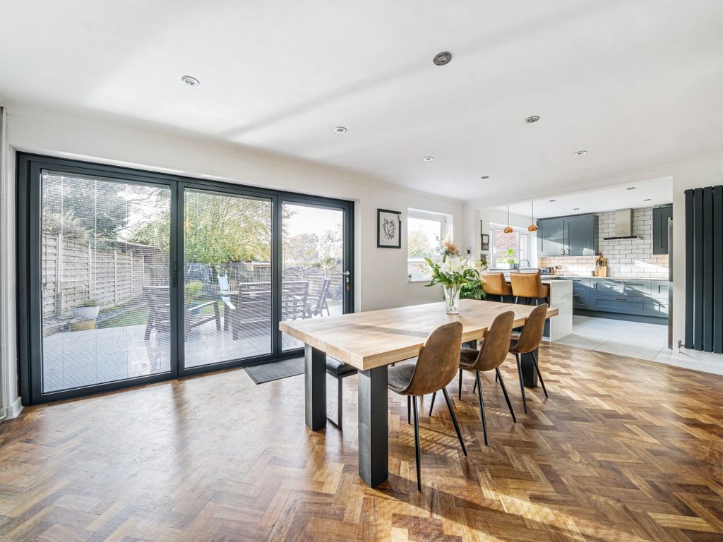 4 bed detached house to rent in Downs Hill Road, Epsom KT18, £4,000 pcm