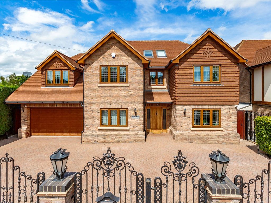 5 bed detached house for sale in Parkstone Avenue, Emerson Park RM11