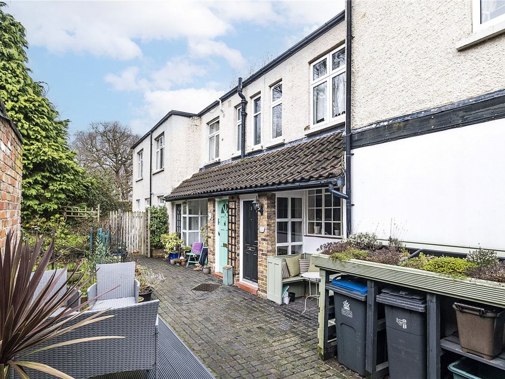2 bed mews house for sale in St. Margarets Mews, Kingston Hill