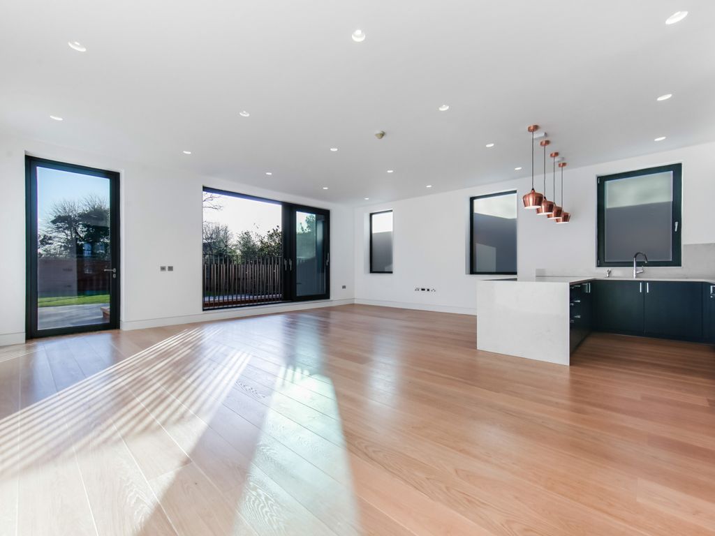 5 bed flat to rent in Very Near The Common Area, Ealing W5, £6,000 pcm