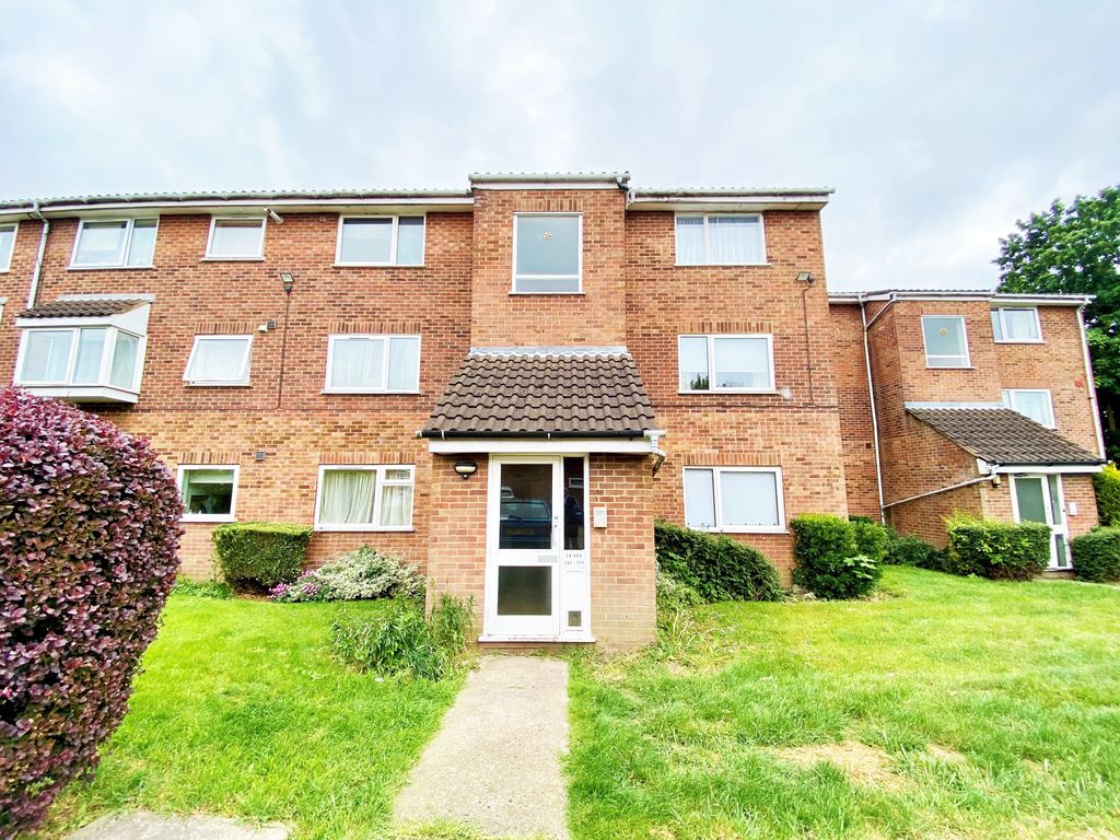 1 bed flat to rent in Shurland Avenue, East EN4, £1,300 pcm Zoopla