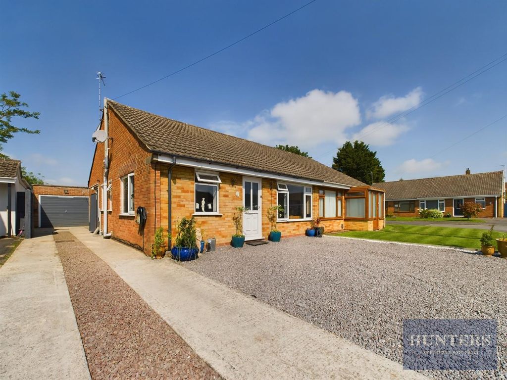 3 bed semidetached bungalow for sale in Alma Close, Hatherley