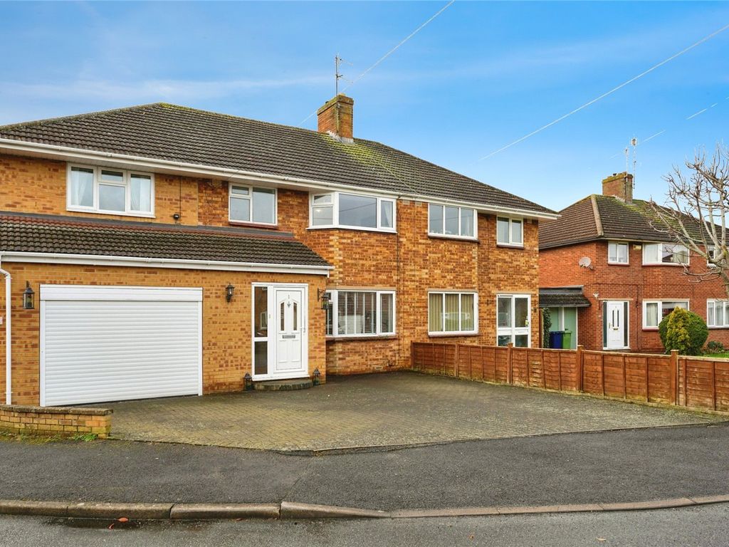 4 bed semidetached house for sale in Briars Close, Churchdown