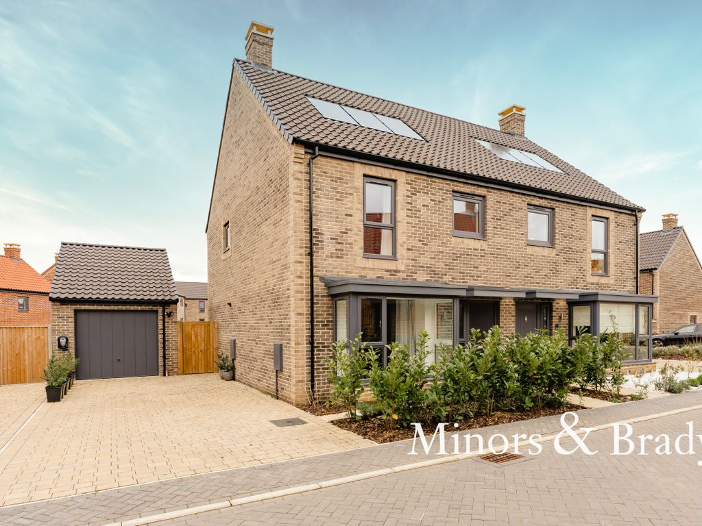 3 bed semidetached house for sale in Shaxton Place, Cringleford